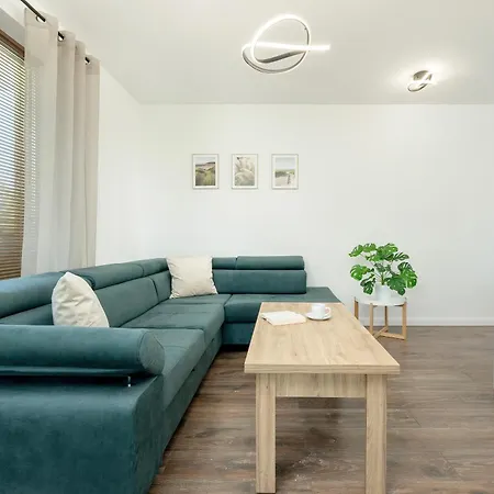 Lägenhet Duzy Z Parkingiem I Balkonem W Kolobrzegu By Renters Kołobrzeg
